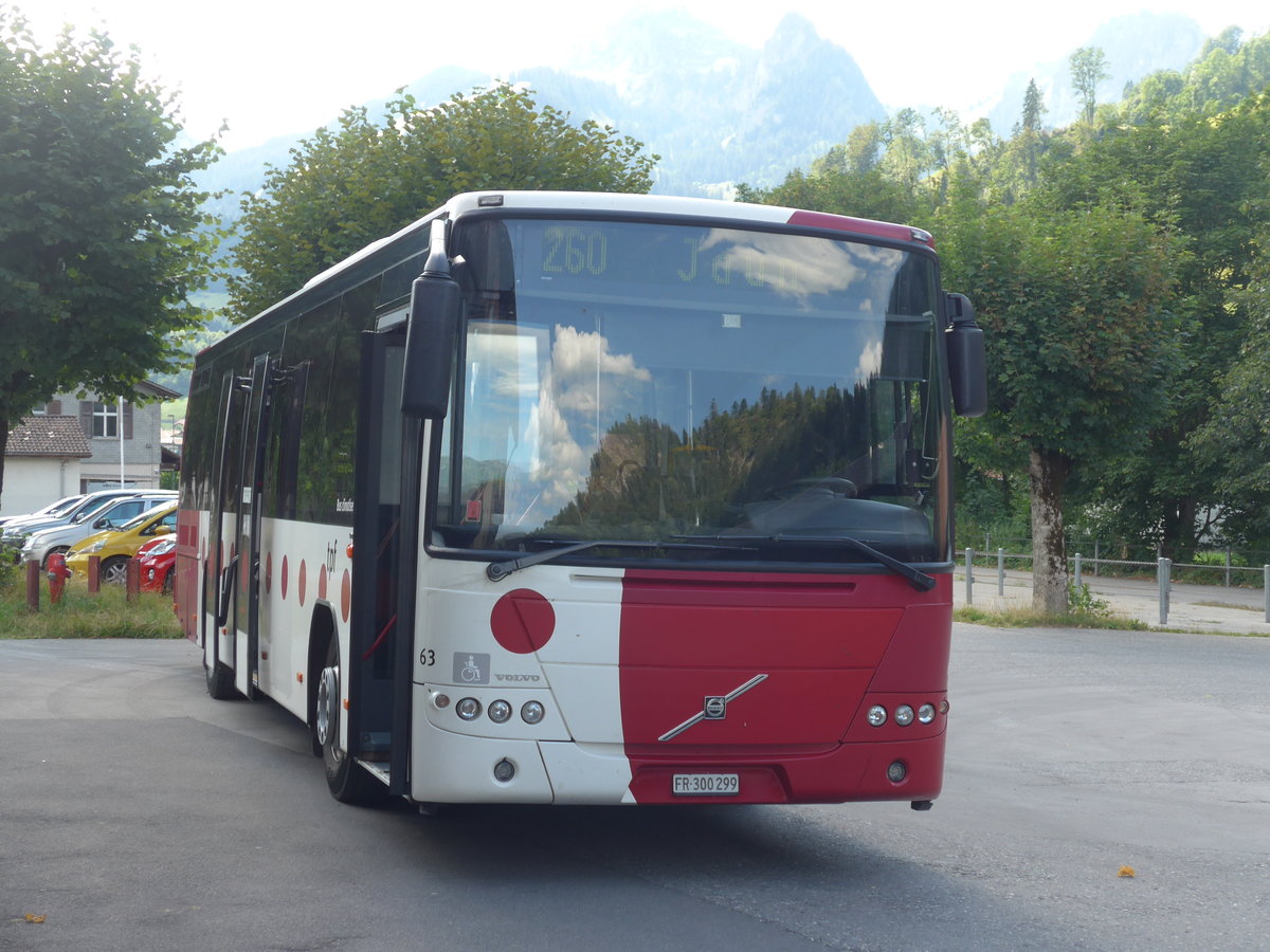 (208'562) - TPF Fribourg - Nr. 63/FR 300'299 - Volvo am 5. August 2019 beim Bahnhof Boltigen