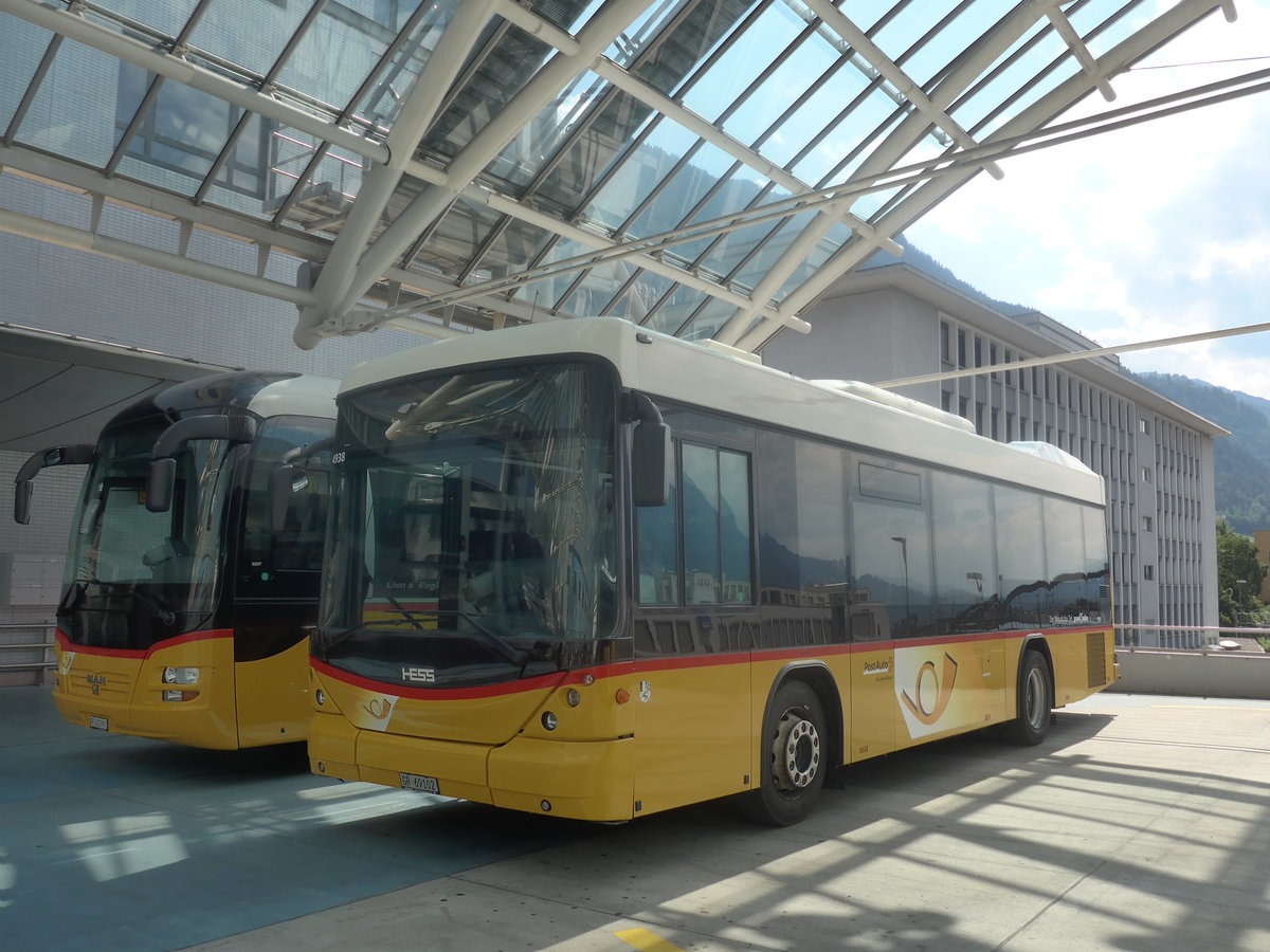 (208'704) - PostAuto Graubnden - GR 69'102 - Scania/Hess am 11. August 2019 in Chur, Postautostation