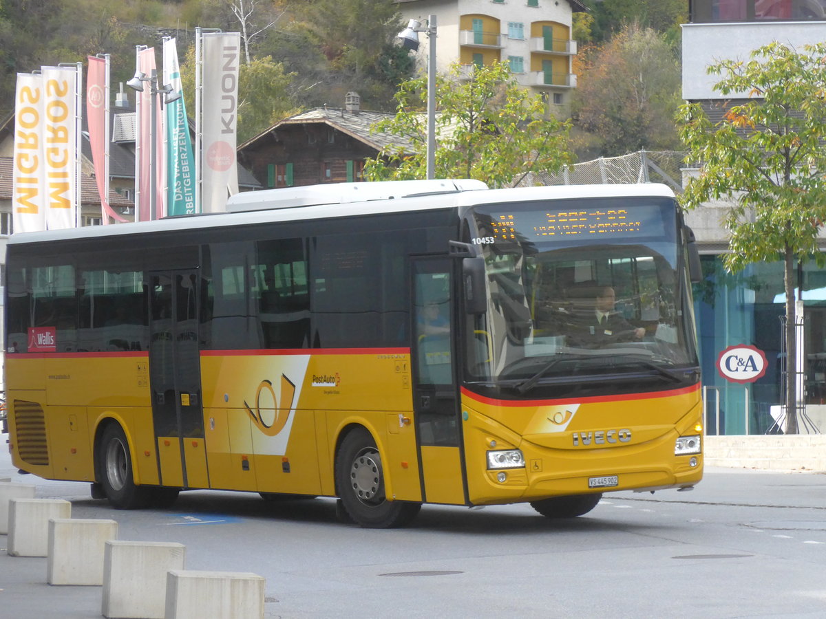 (210'665) - PostAuto Wallis - VS 445'902 - Iveco am 27. Oktober 2019 beim Bahnhof Visp