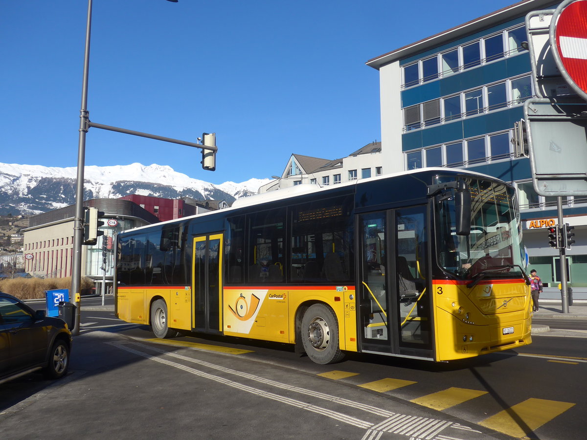 (213'336) - Lathion, Sion - Nr. 3/VS 26'221 - Volvo am 4. Januar 2020 beim Bahnhof Sion