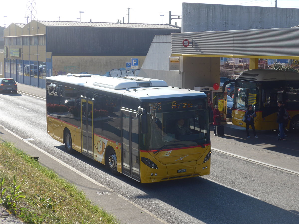 (214'737) - Autopostale, Mendrisio - TI 217'708 - Volvo am 21. Februar 2020 beim Bahnhof Mendrisio