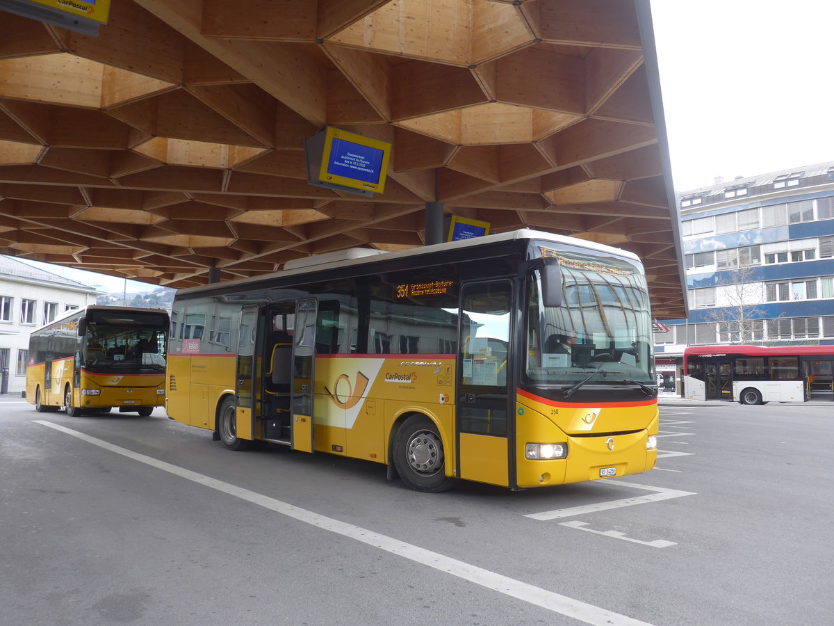 (215'327) - Buchard, Leytron - Nr. 258/VS 84'258 - Irisbus am 20. Mrz 2020 beim Bahnhof Sion