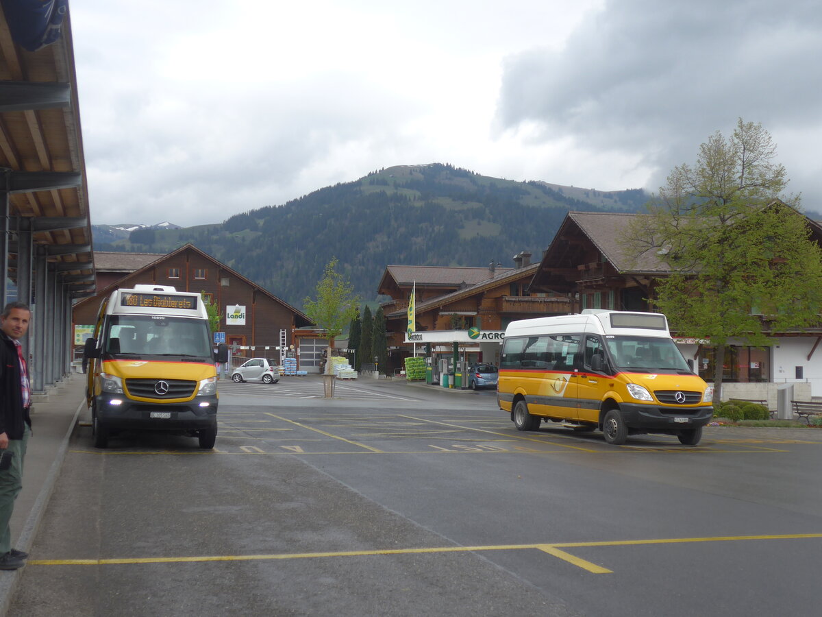 (216'507) - K�bli, Gstaad - BE 305'545 + PostAuto Wallis - VS 243'885 - Mercedes am 26. April 2020 beim Bahnhof Gstaad