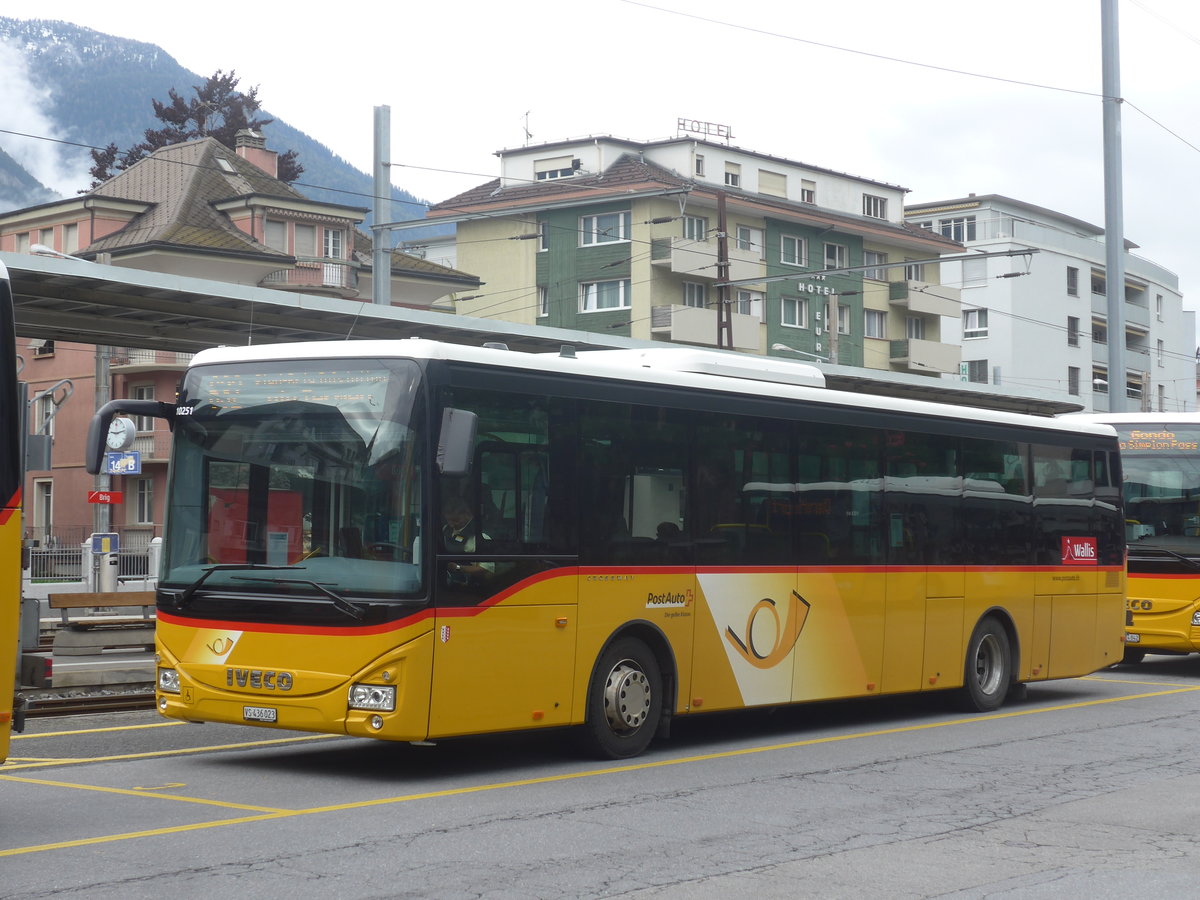 (216'536) - PostAuto Wallis - VS 436'023 - Iveco am 28. April 2020 beim Bahnhof Brig