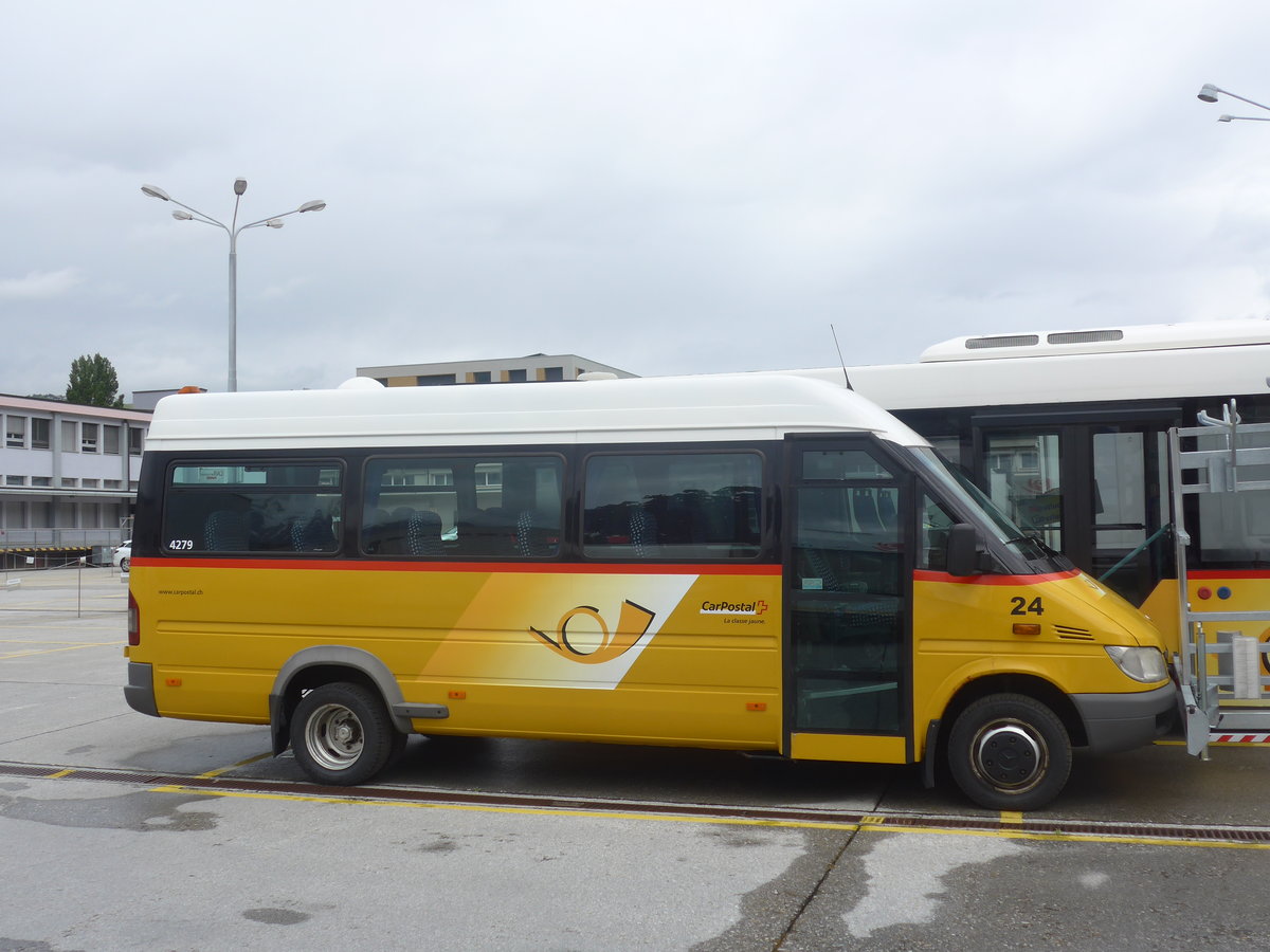 (216'689) - PostAuto Wallis - Nr. 24/VS 317'837 - Mercedes am 2. Mai 2020 in Sion, Garage