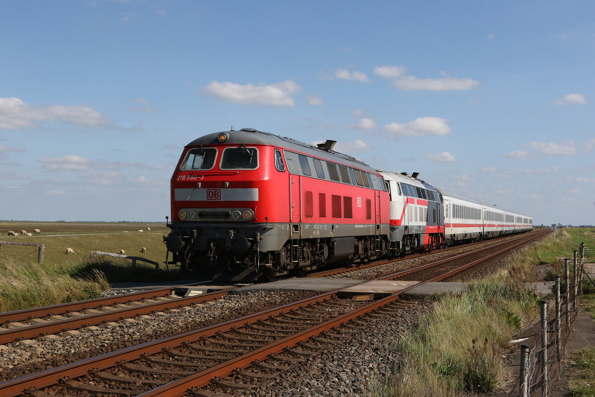218 390 und 218 497 waren am 15. September 2023 mit einem  IC  bei Klanxb�ll in Richtung Sylt unterwegs.