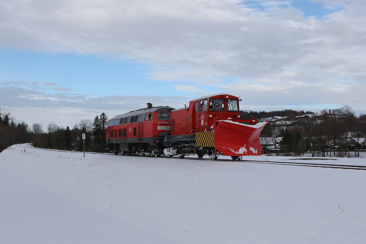 218 401 war am 5. Dezember 2023 mit einem Schneepflug auf der  Chiemgau-Bahn  im Einsatz. Aufgenommen kurz vor Aschau im Chiemgau.
