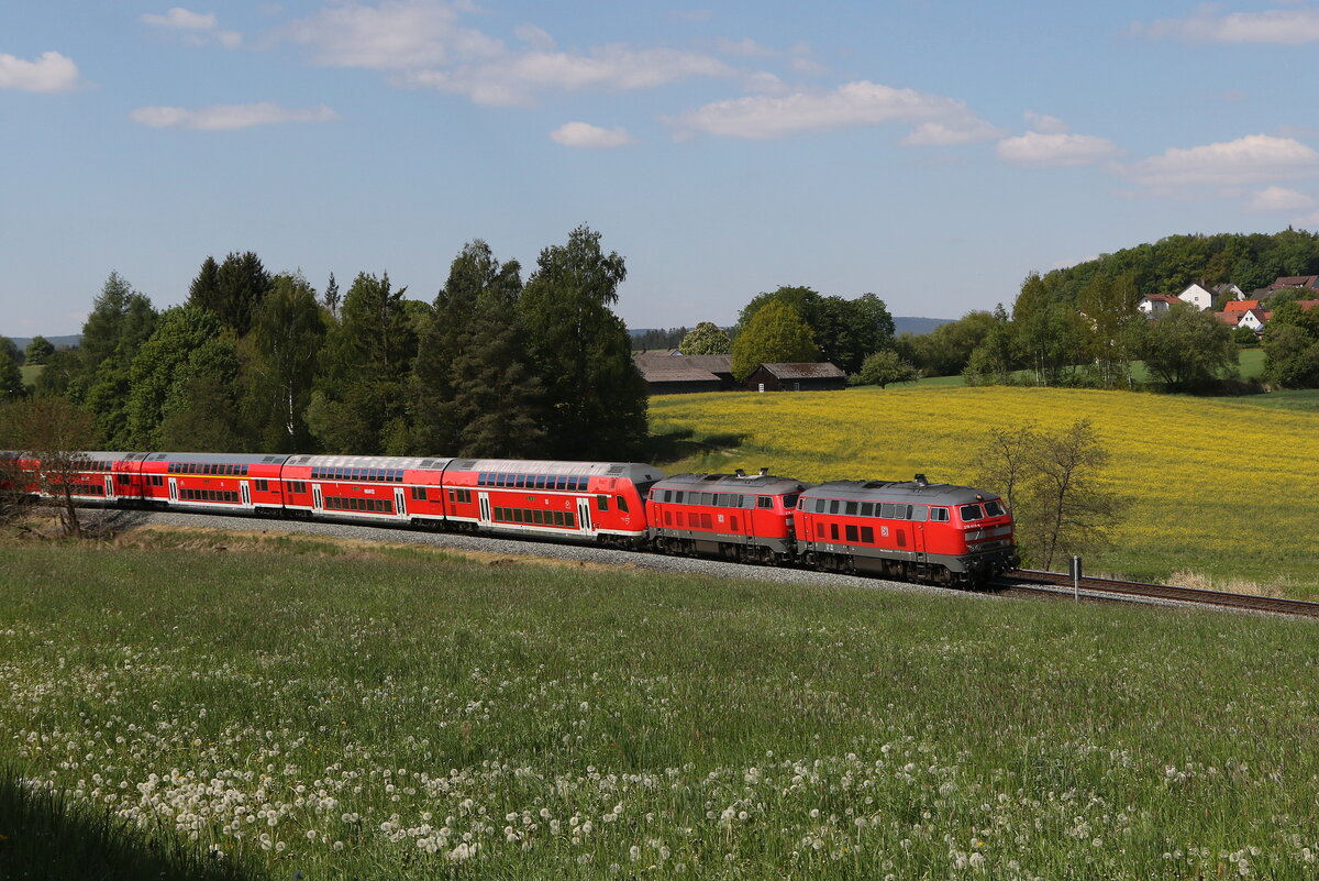 218 416 und 218 433 waren am 13. Mai 025 bei Escheldorf auf dem Weg nach Hof.