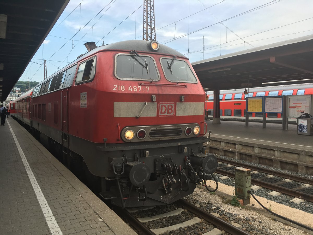 218 487 nach der Ankunft mit dem Ire aus Neustadt (Schwarzw) mit den n Wagen im Rücken.

Juli 2017