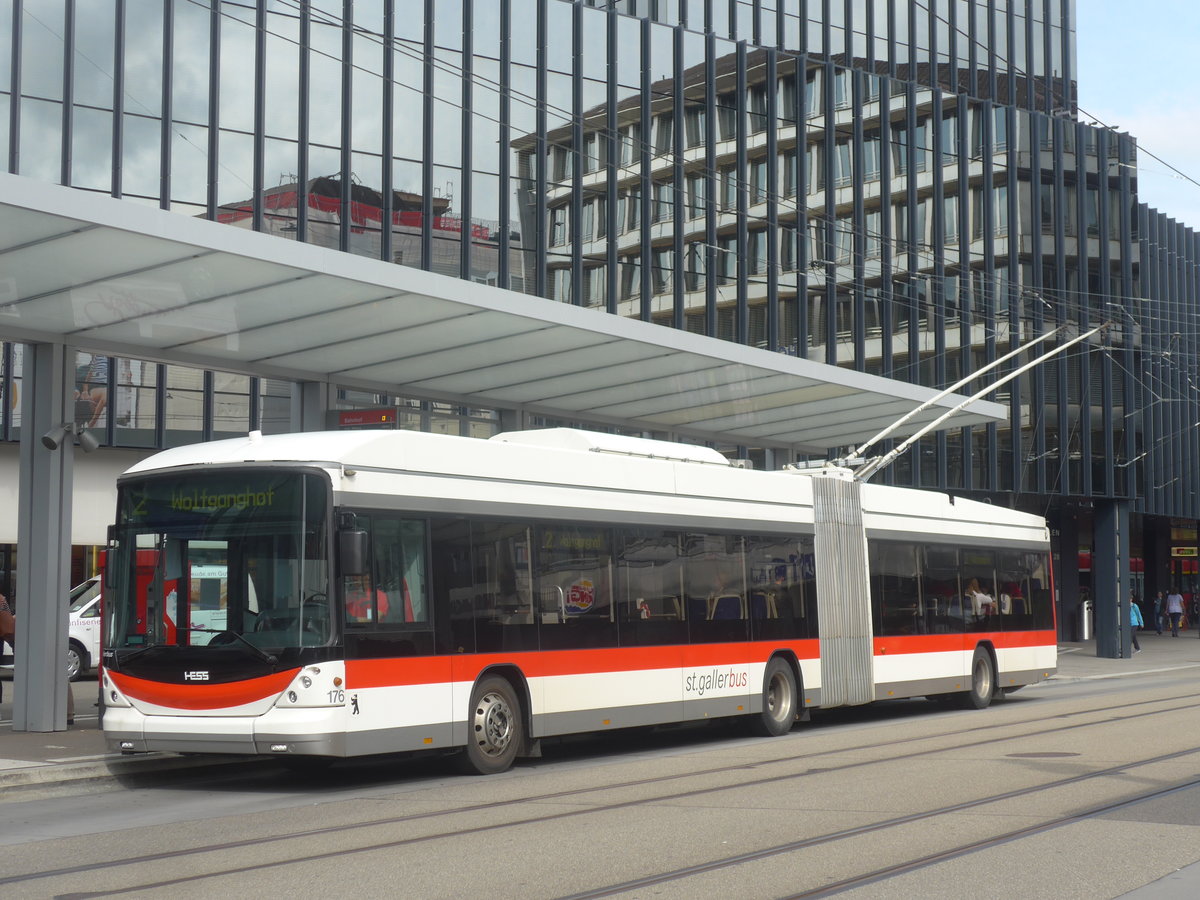 (221'236) - St. Gallerbus, St. Gallen - Nr. 176 - Hess/Hess Gelenktrolleybus am 24. September 2020 beim Bahnhof St. Gallen