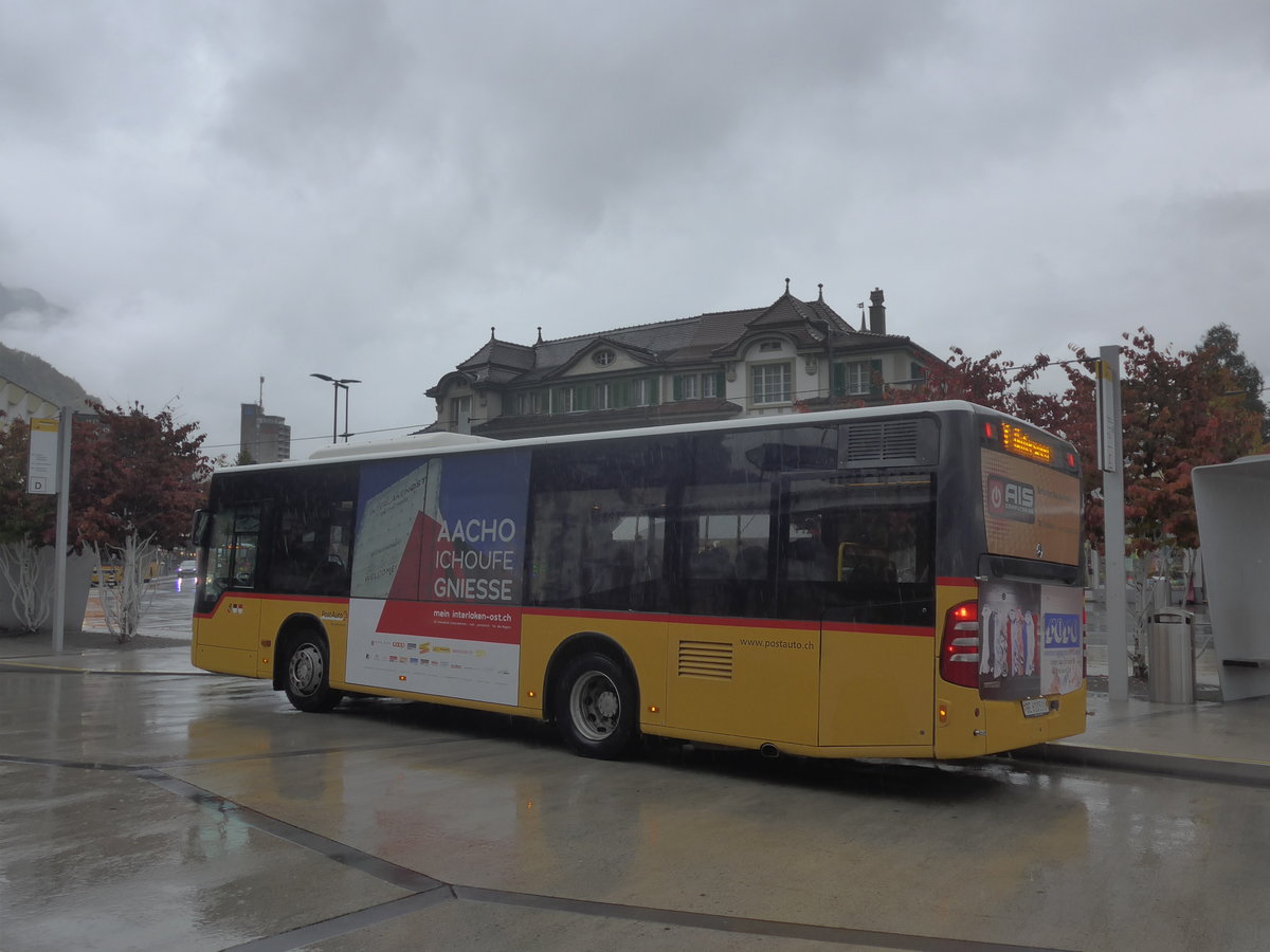(221'687) - PostAuto Bern - BE 610'531 - Mercedes am 10. Oktober 2020 beim Bahnhof Interlaken West