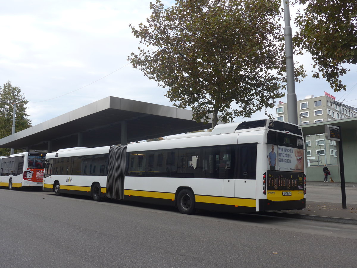 (222'236) - VBSH Schaffhausen - Nr. 30/SH 38'030 - Volvo am 21. Oktober 2020 beim Bahnhof Schaffhausen