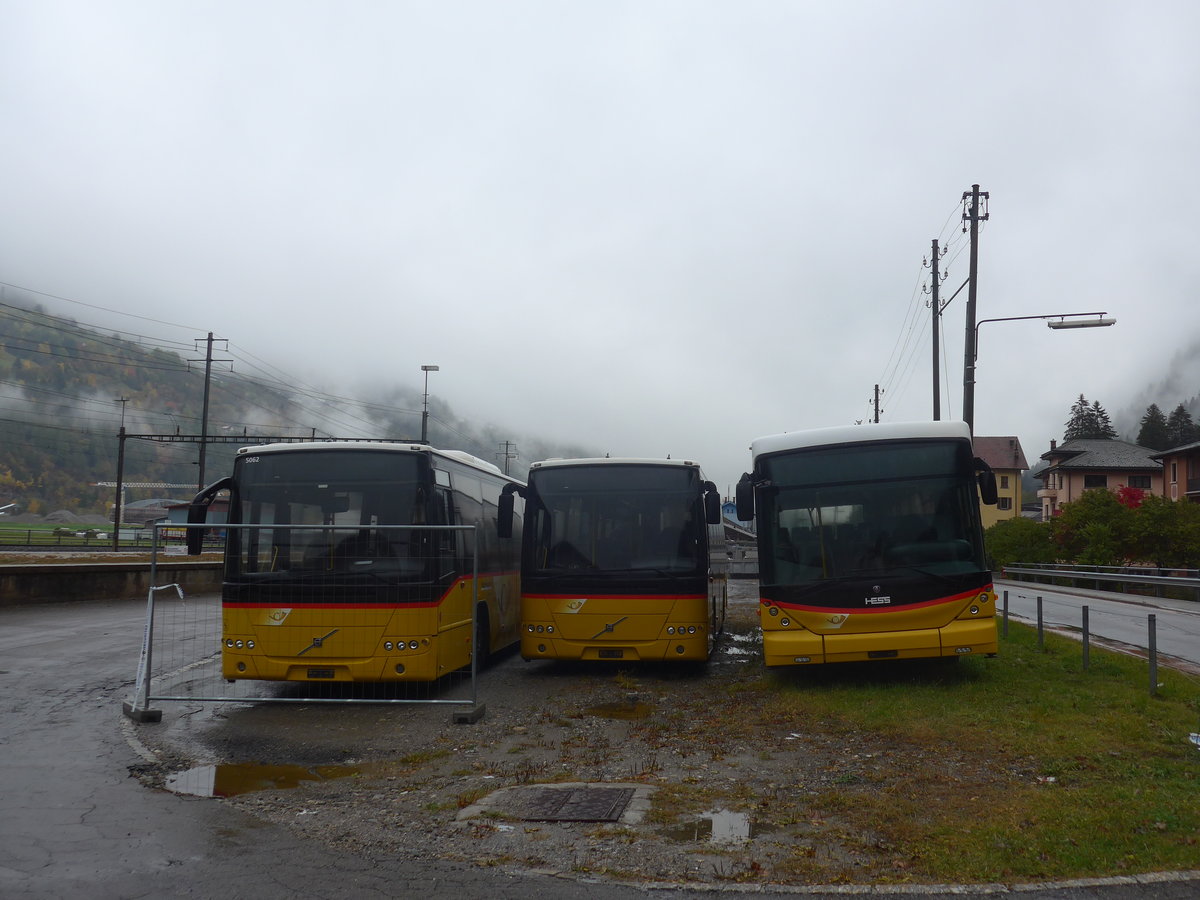 (222'506) - Marchetti, Airolo - (TI 241'035) + (TI 241'034) - Volvo + (TI 183'247) - Scania/Hess (ex Busland, Burgdorf Nr. 41; ex Demofahrzeug Hess, Bellach) am 23. Oktober 2020 in Ambri, Garage