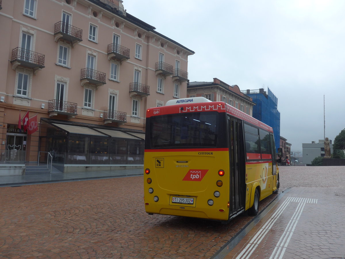 (222'529) - AutoPostale Ticino - TI 295'302 - Iveco/Sitcar am 23. Oktober 2020 beim Bahnhof Bellinzona