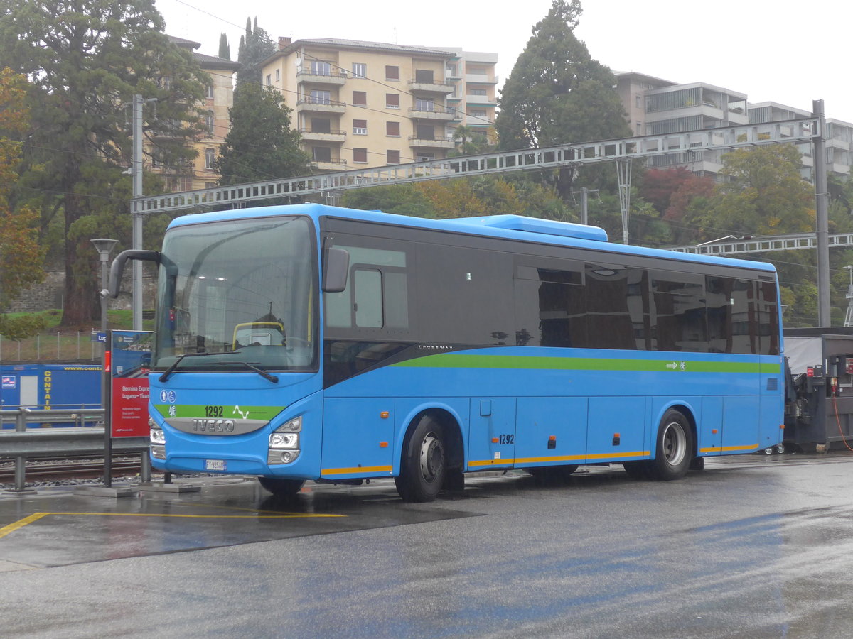 (222'549) - Aus Italien - ASF Como - Nr. 1292/FY-925 AM - Iveco am 23. Oktober 2020 beim Bahnhof Lugano