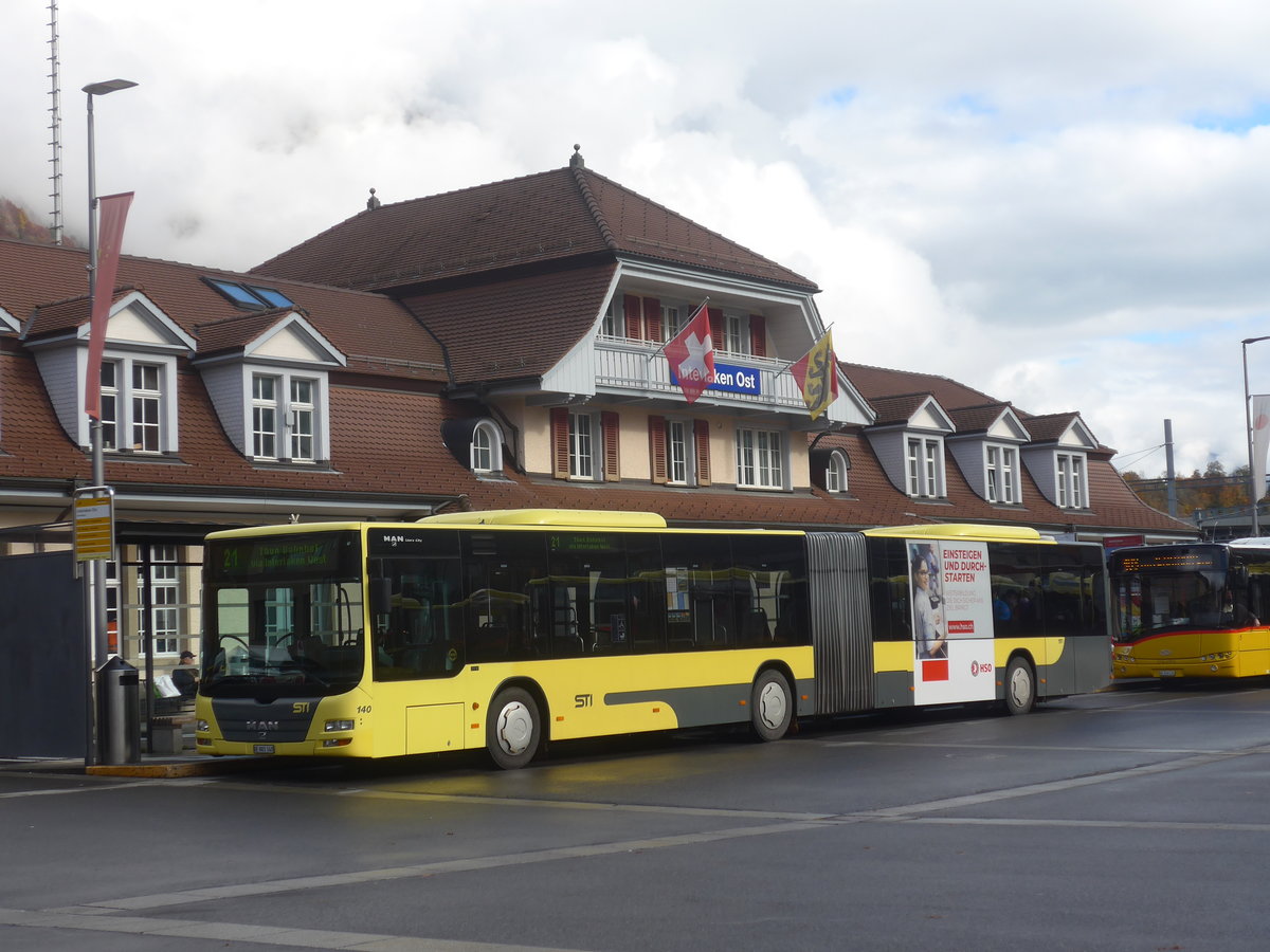 (222'607) - STI Thun - Nr. 140/BE 801'140 - MAN am 24. Oktober 2020 beim Bahnhof Interlaken Ost