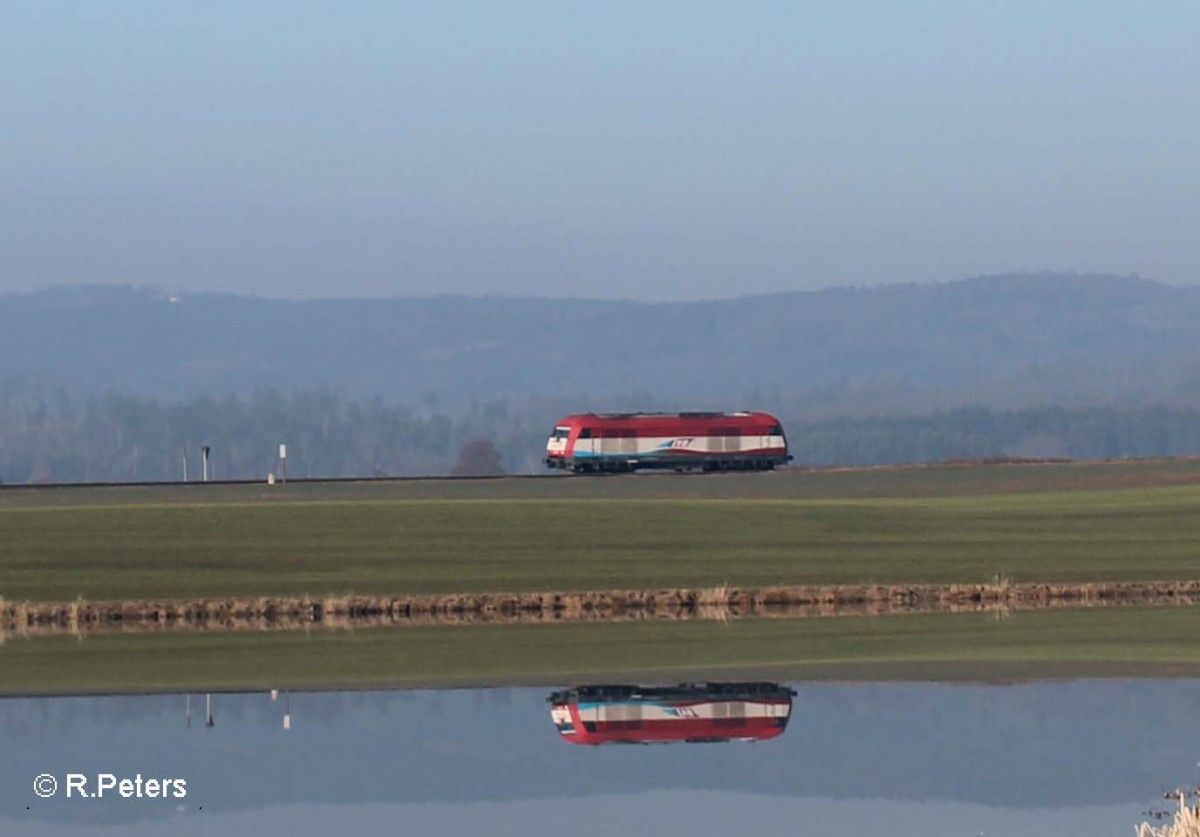 223 033 alias 420 13 kommt bei Oberteich als Lz zurck nach dem sie ein Kesselzug von Regensburg nach Cheb/Eger gebracht hatte. Im Hintergrund sieht man sie Wallfahrtskirche Maria Hilf in Fuchsmhl. 18.03.16