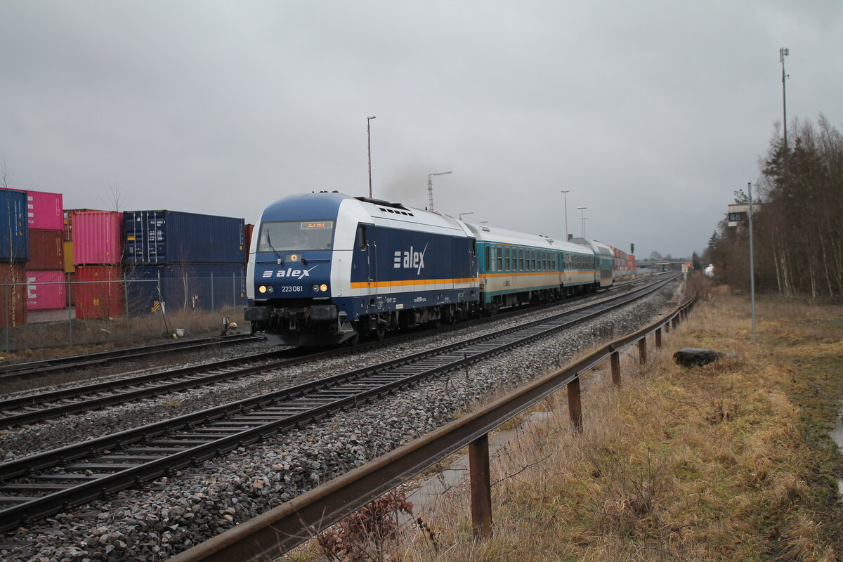 223 081 mit dem RE2 ALX79857 München - Hof beim verlassen von Wiesau/Oberpfalz. 17.02.23