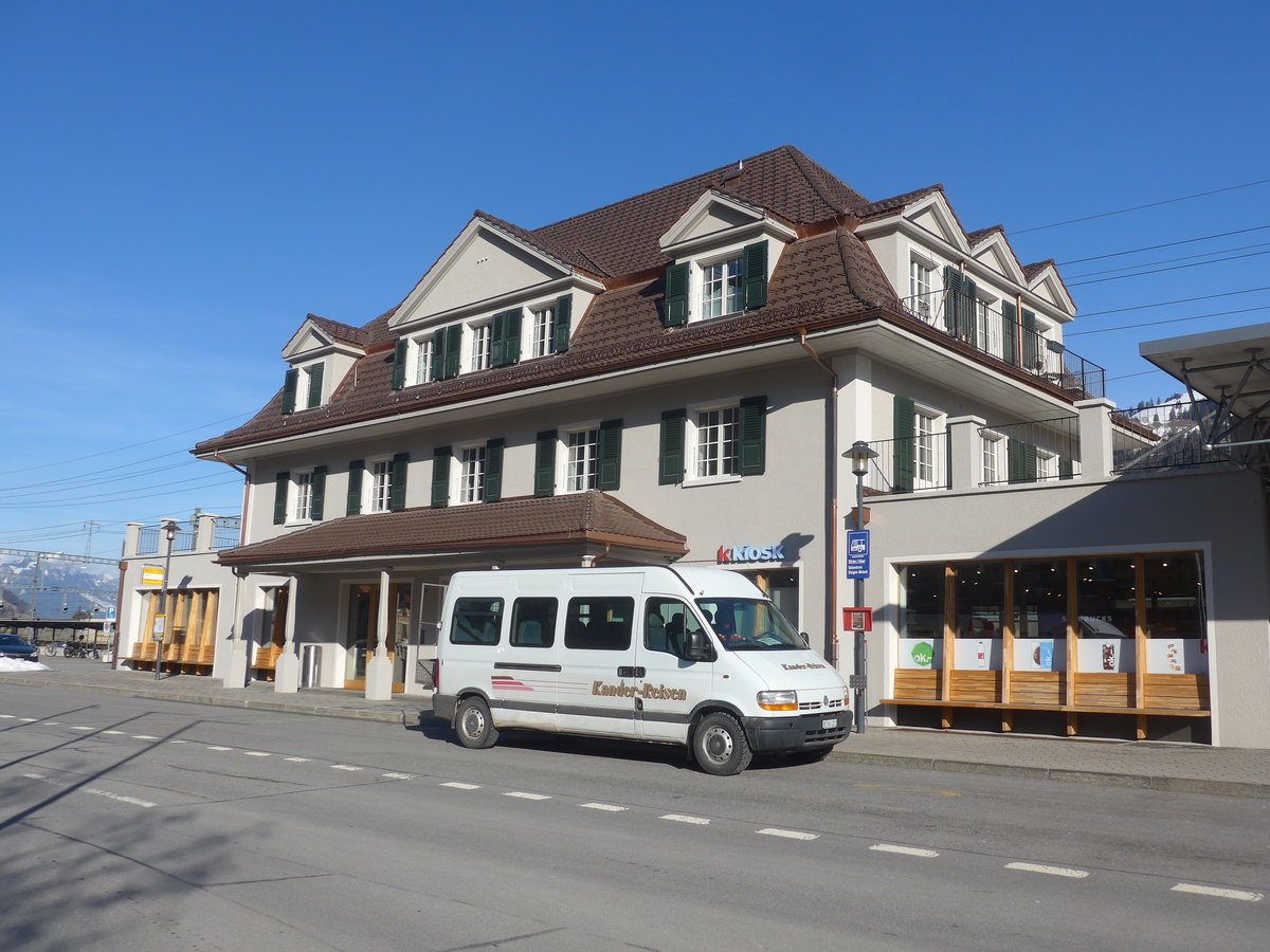 (223'591) - Kander-Reisen, Frutigen - Nr. 15/BE 561'221 - Renault am 17. Februar 2021 beim Bahnhof Frutigen