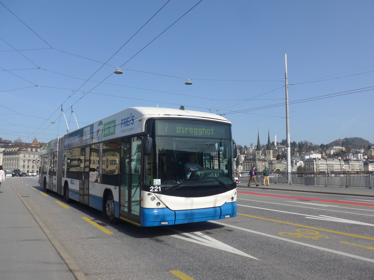 (223'790) - VBL Luzern - Nr. 221 - Hess/Hess Gelenktrolleybus am 26. Februar 2021 in Luzern, Bahnhofbrcke