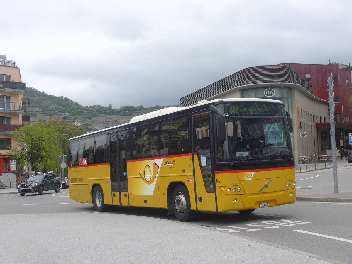 (225'451) - Lathion, Sion - Nr. 14/VS 5368 - Volvo am 1. Mai 2021 beim Bahnhof Sion