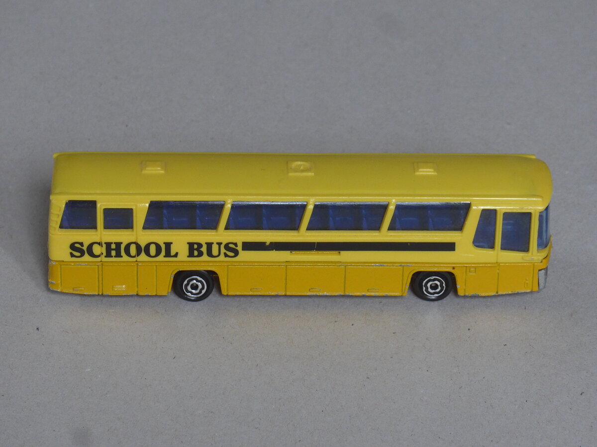 (225'645) - Aus Frankreich: School Bus - 46 GO 69 - Neoplan am 29. Mai 2021 in Thun (Modell)