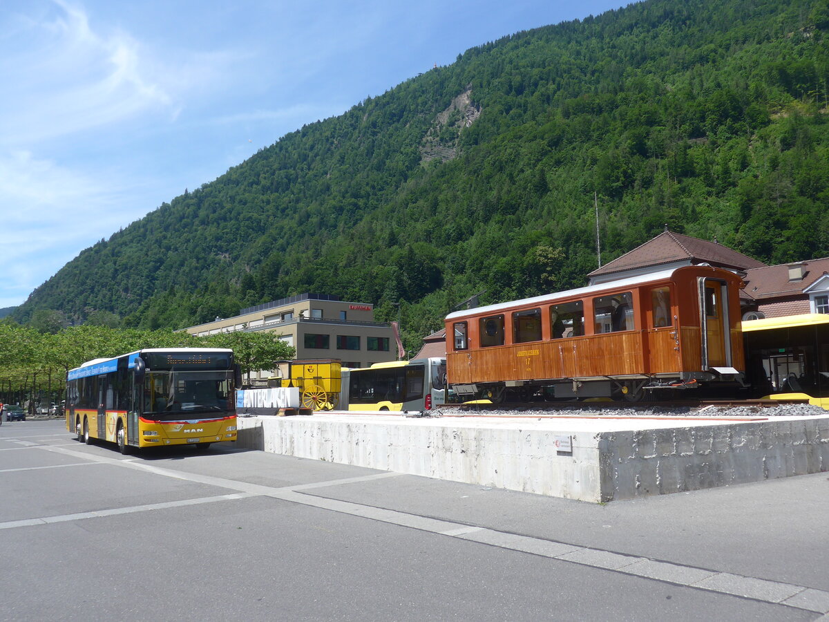 (226'048) - PostAuto Bern - BE 718'991 - MAN am 26. Juni 2021 beim Bahnhof Interlaken Ost