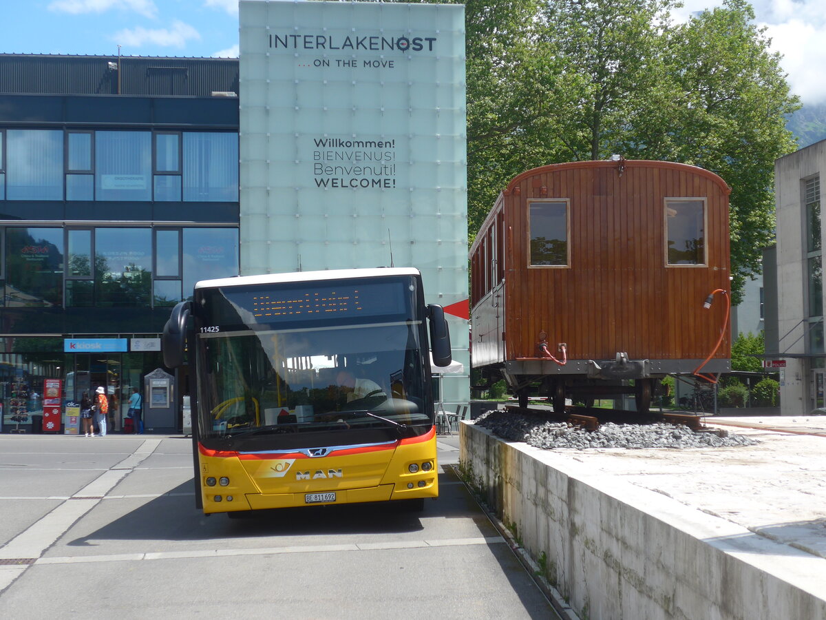 (226'396) - PostAuto Bern - BE 811'692 - MAN am 11. Juli 2021 beim Bahnhof Interlaken Ost