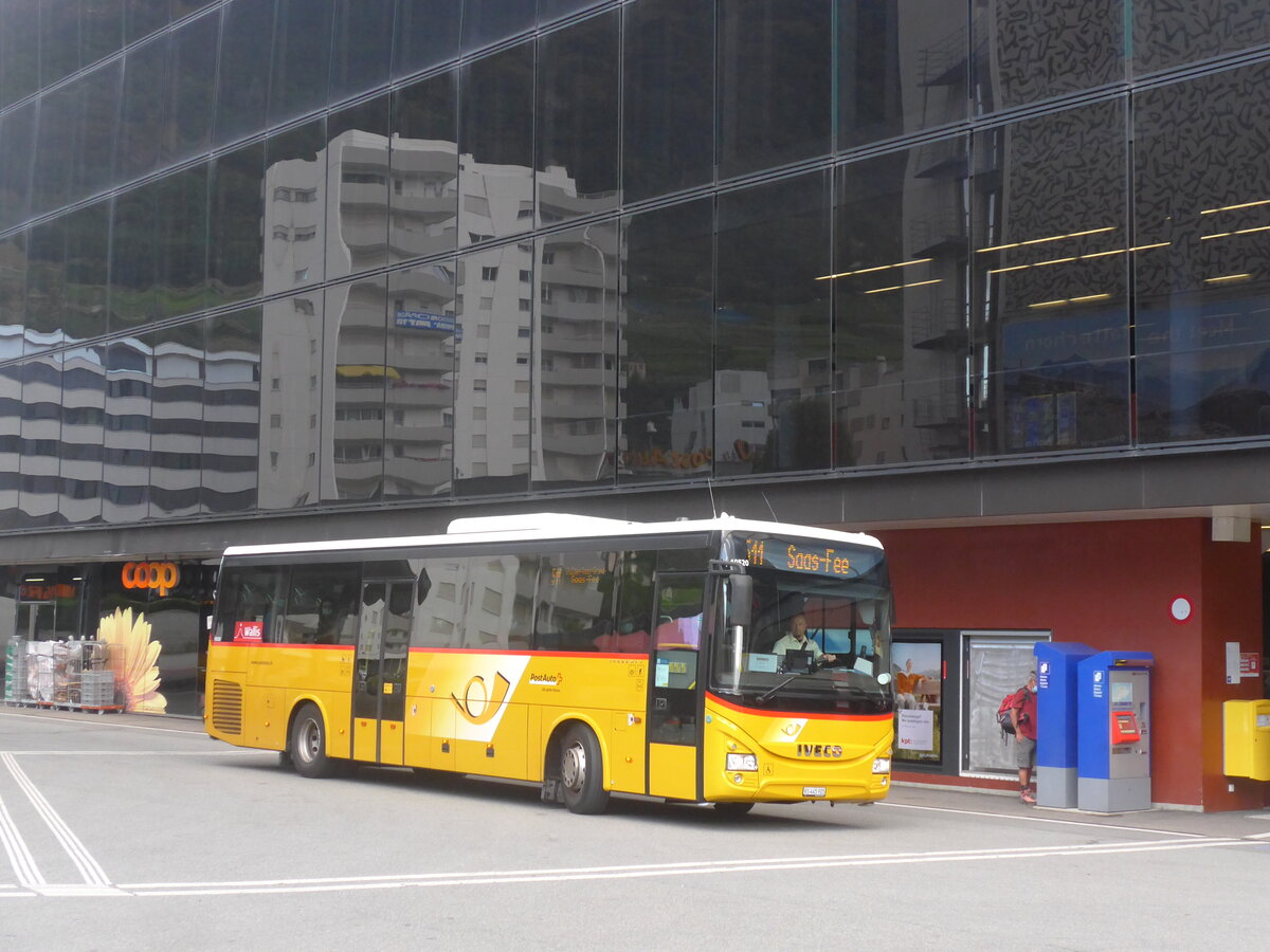 (227'597) - PostAuto Wallis - VS 445'905 - Iveco am 29. August 2021 beim Bahnhof Visp