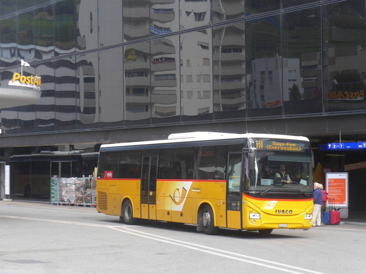 (227'610) - PostAuto Wallis - VS 445'903 - Iveco am 29. August 2021 beim Bahnhof Visp