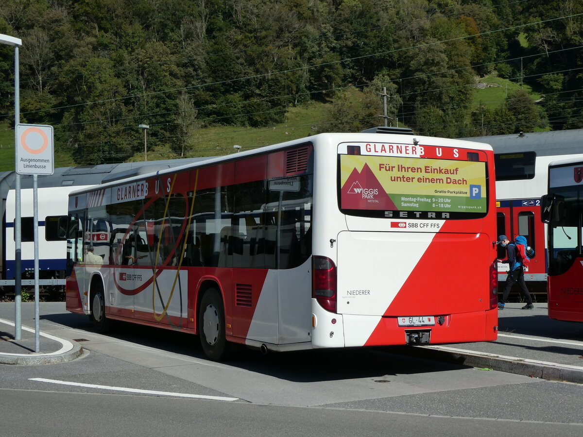 (228'576) - Niederer, Filzbach - Nr. 25/GL 44 - Setra am 2. Oktober 2021 beim Bahnhof Ziegelbrcke