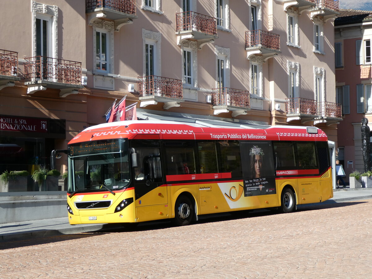 (229'198) - AutoPostale Ticino - TI 74'055 - Volvo am 14. Oktober 2021 beim Bahnhof Bellinzona