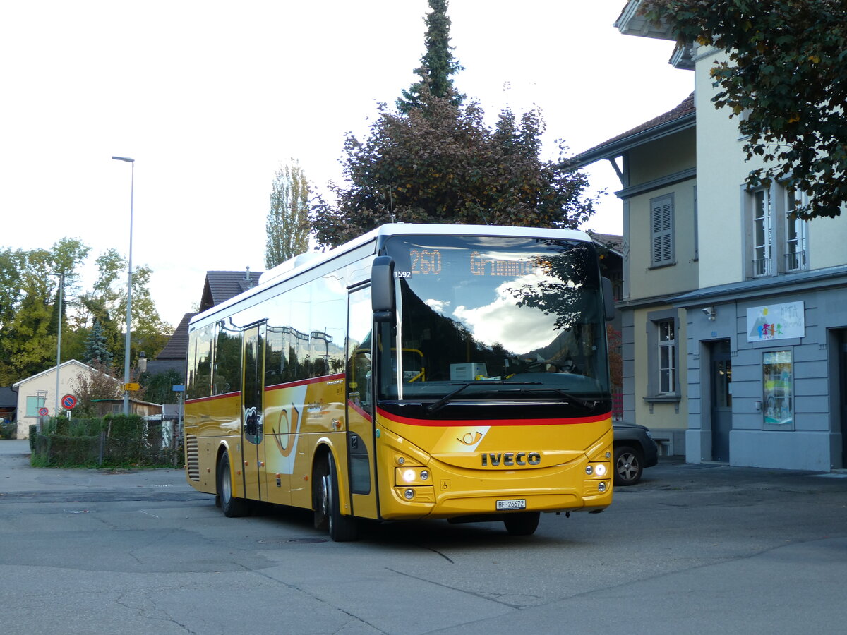 (229'572) - Spring, Schwenden - BE 26'672 - Iveco am 21. Oktober 2021 beim Bahnhof Wimmis