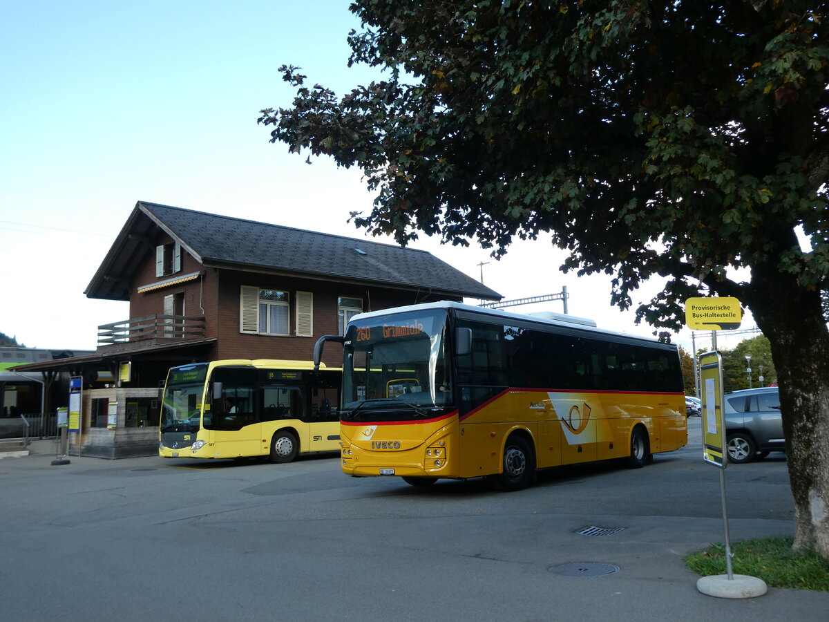 (229'574) - Spring, Schwenden - BE 26'672 - Iveco am 21. Oktober 2021 beim Bahnhof Wimmis