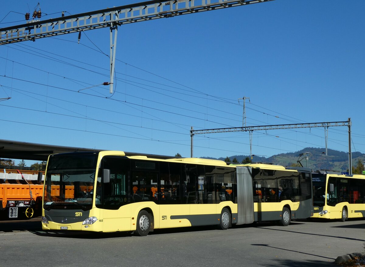 (229'845) - STI Thun - Nr. 165/BE 752'165 - Mercedes am 24. Oktober 2021 beim Bahnhof Wimmis