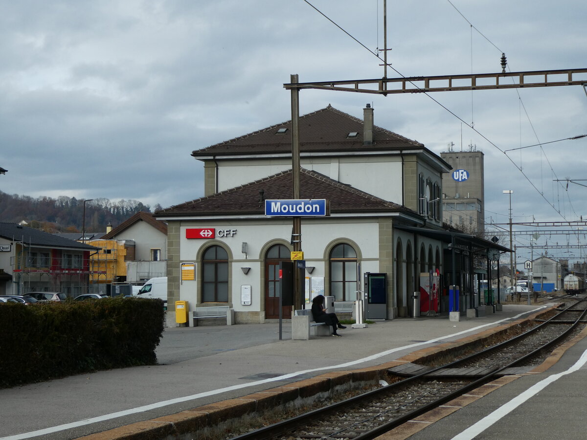 (230'705) - PostAuto/TPF-Haltestelle am 13. November 2021 beim Bahnhof Moudon