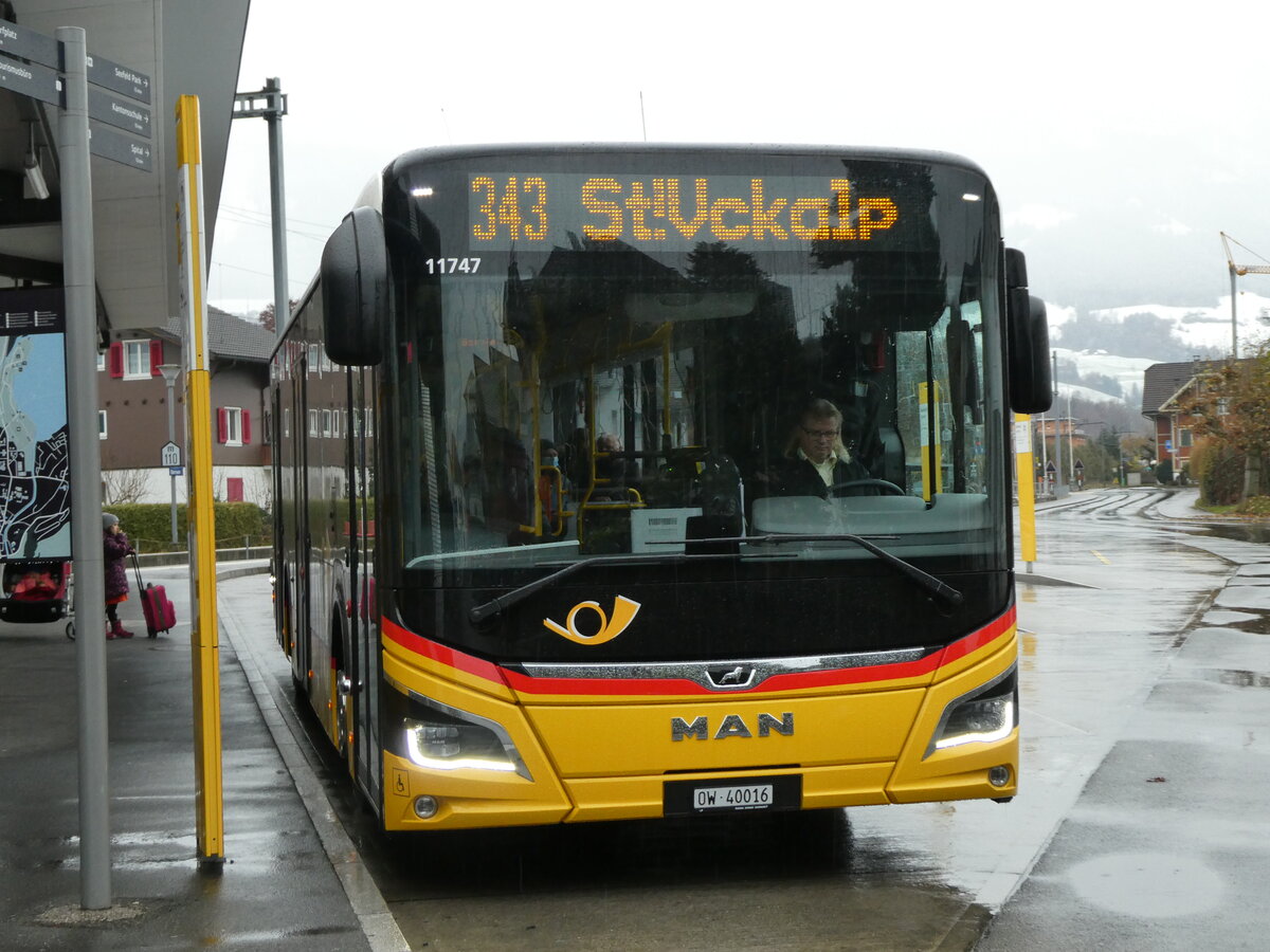 (230'950) - PostAuto Zentralschweiz - OW 40'016 - MAN am 27. November 2021 beim Bahnhof Sarnen