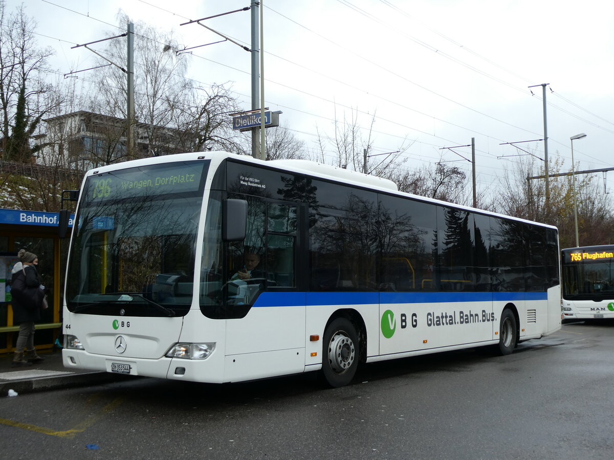 (231'102) - Maag, Kloten - Nr. 44/ZH 353'544 - Mercedes (ex Vorfhrfahrzeug) am 11. Dezember 2021 in Dietlikon, Bahnhof/Bad