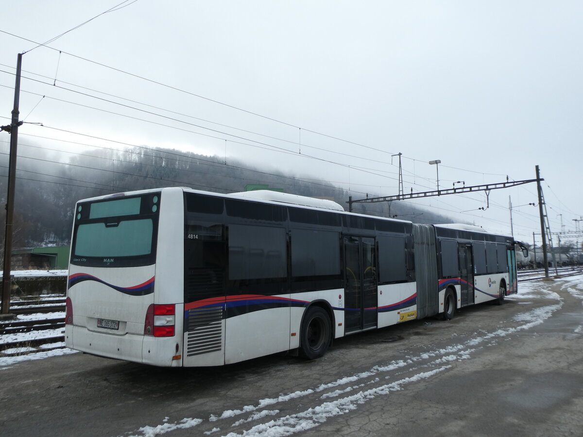 (231'136) - PostAuto Nordschweiz - NE 165'372 - MAN (ex AG 271'190) am 12. Dezember 2021 beim Bahnhof Moudon (Einsatz CarPostal)