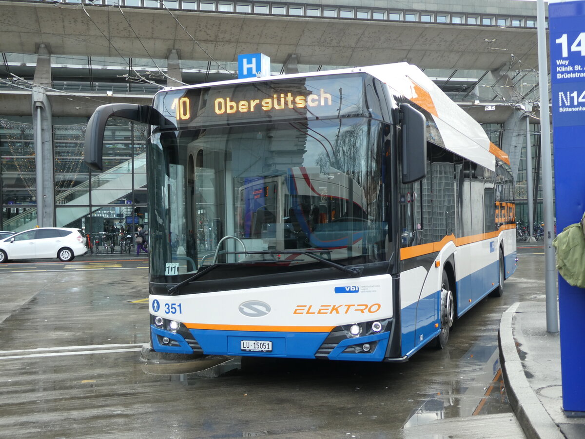 (231'587) - VBL Luzern - Nr. 351/LU 15'051 - Solaris am 26. Dezember 2021 beim Bahnhof Luzern