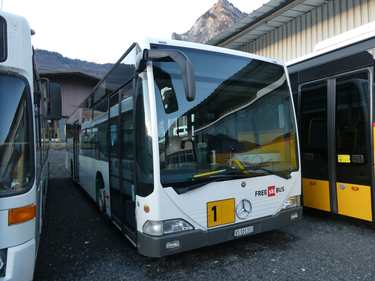 (231'690) - Buchard, Leytron - Nr. 68/VS 101'311 - Mercedes (ex MBC Morges Nr. 66) am 1. Januar 2022 in Leytron, Garage