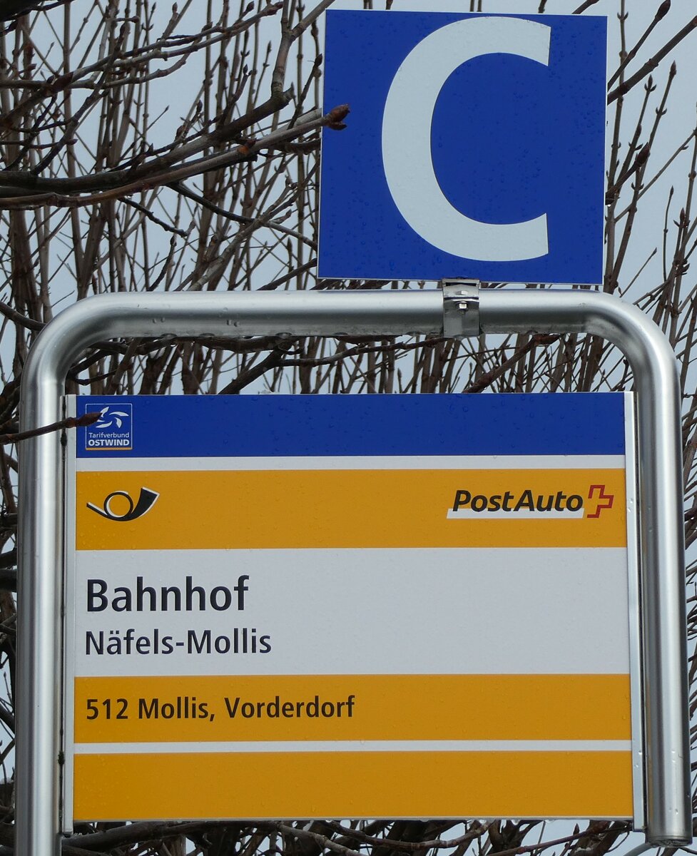(231'969) - PostAuto-Haltestellenschild - Nfels-Mollis, Bahnhof - am 10. Januar 2022