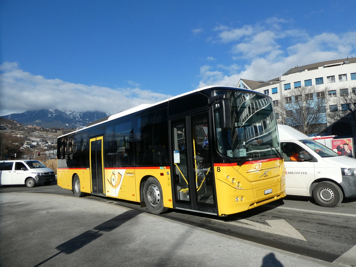 (232'187) - Lathion, Sion - Nr. 8/VS 444'334 - Volvo am 21. Januar 2022 beim Bahnhof Sion