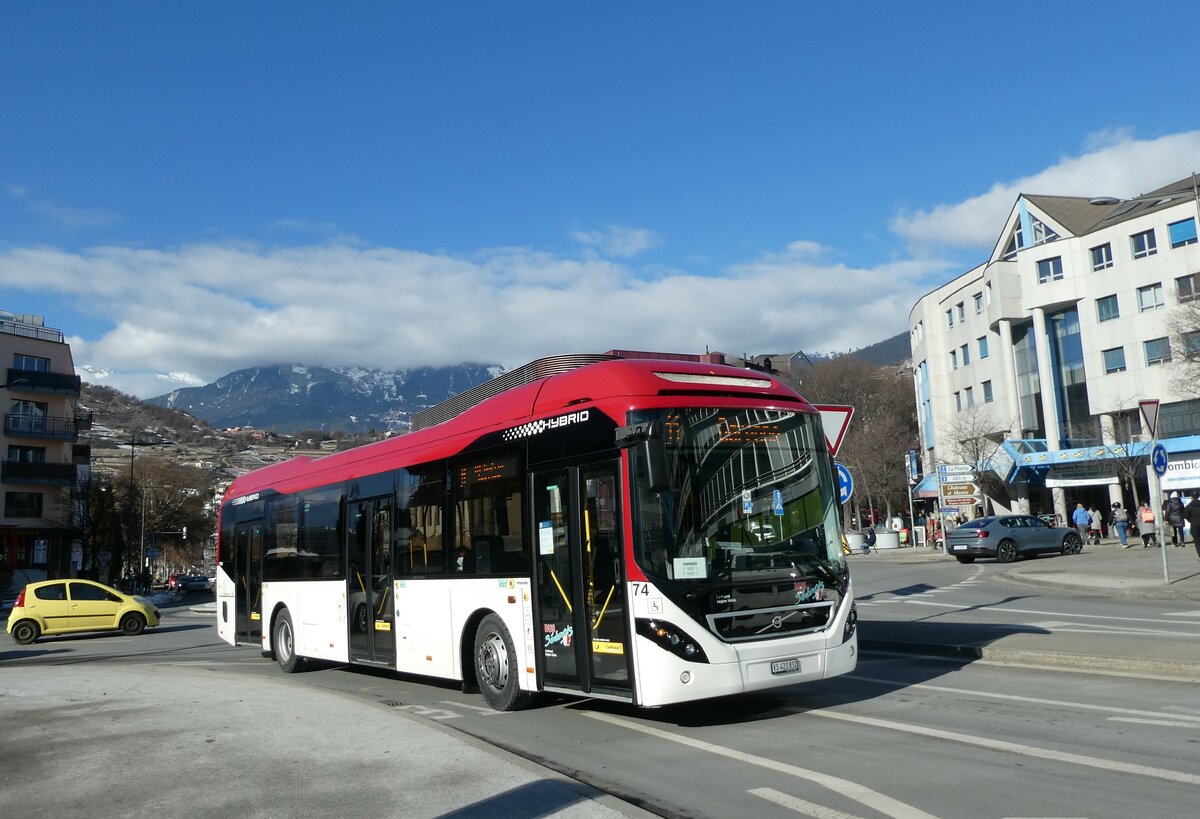 (232'215) - PostAuto Wallis - Nr. 74/VS 420'832 - Volvo am 21. Januar 2022 beim Bahnhof Sion