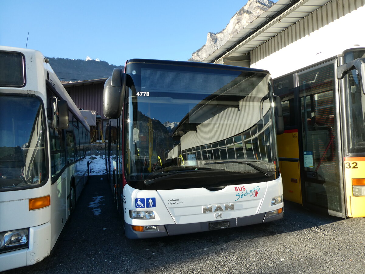 (232'390) - PostAuto Wallis - Nr. 68 - MAN (ex Lathion, Sion Nr. 68) am 23. Januar 2022 in Leytron, Garage Buchard