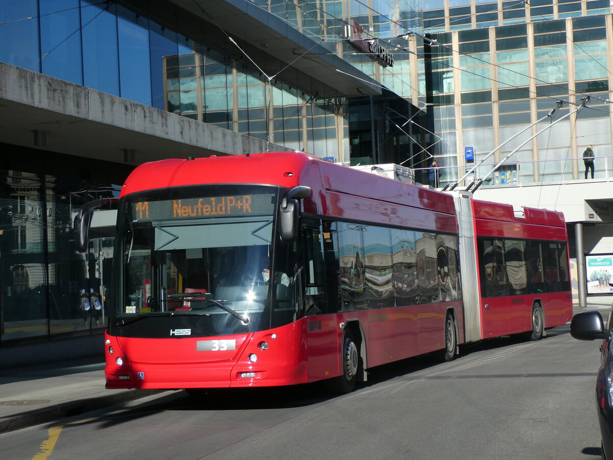 (232'498) - Bernmobil, Bern - Nr. 33 - Hess/Hess Gelenktrolleybus am 30. Januar 2022 beim Bahnhof Bern