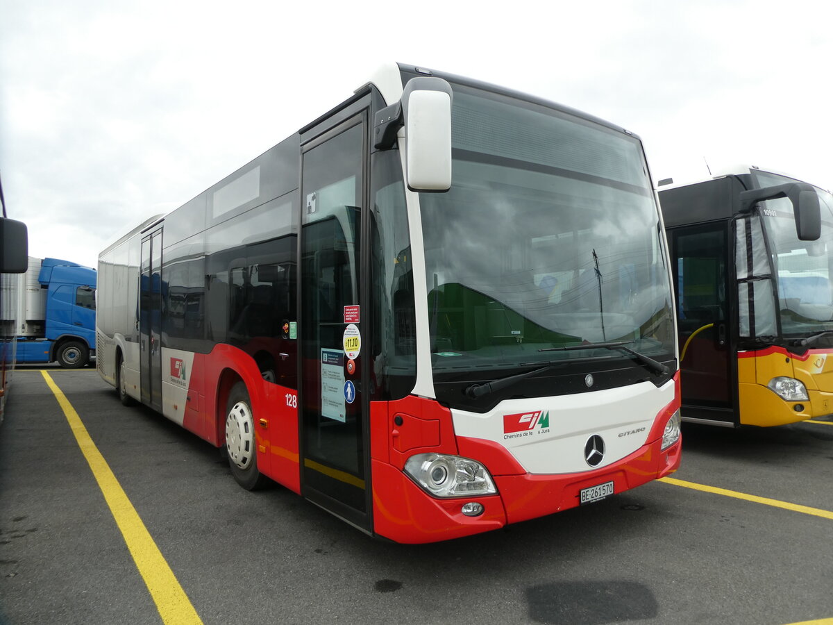 (232'704) - CJ Tramelan - Nr. 128/BE 261'570 - Mercedes am 6. Februar 2022 in Kerzers, Interbus