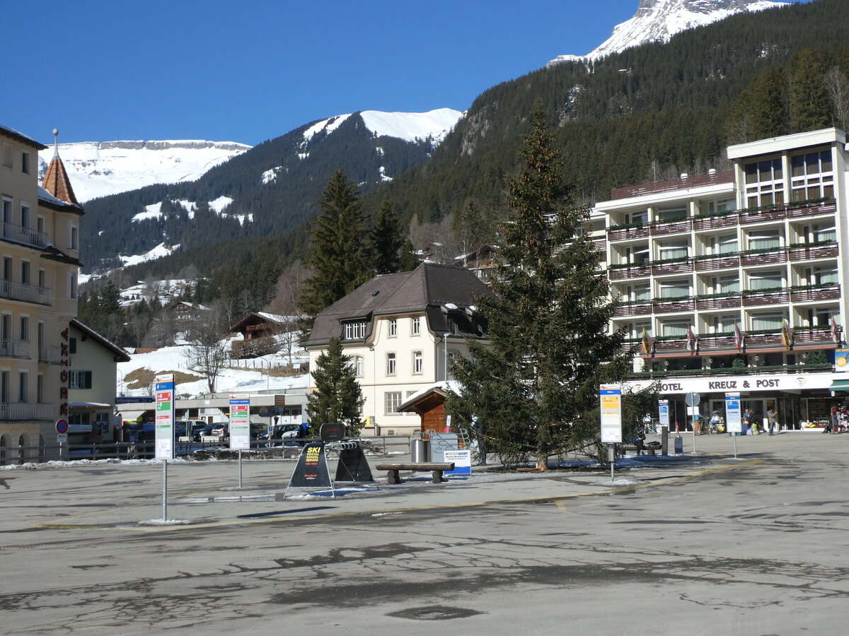 (232'829) - Grindelwaldbus-Haltestellen am 13. Februar 2022 beim Bahnhof Grindelwald