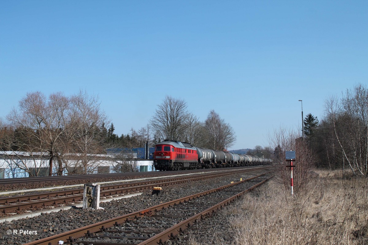 233 357-2 wartet in Pechbrunn mit dem Kesselzug Nrnberg - Hof auf die Weiterfahrt. 17.03.16
