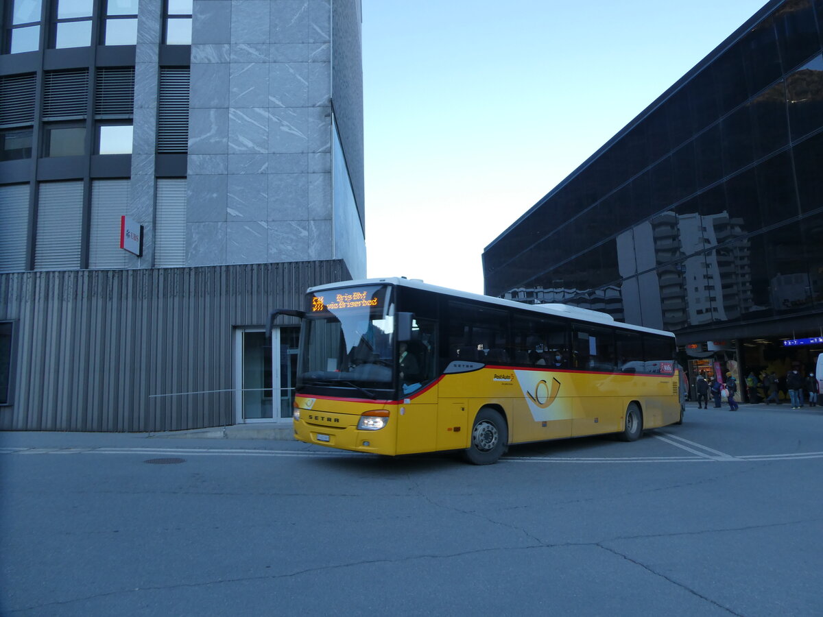 (233'122) - PostAuto Wallis - VS 403'663 - Setra am 26. Februar 2022 beim Bahnhof Visp